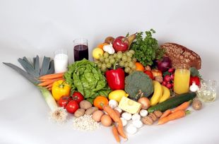 Ernährung, die für Menschen mit Diabetes gut geiegnet ist, beinhaltet u.a. Obst, Gemüse, Vollkornprodukte und Nüsse.