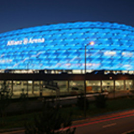 in blau leuchtende AllianzArena in München