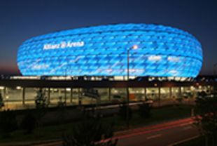 in blau leuchtende AllianzArena in München