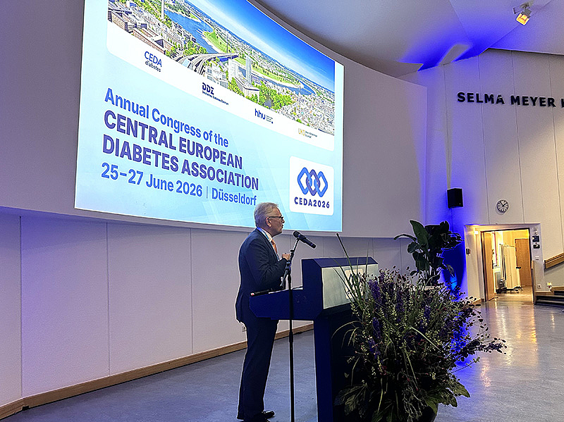 Mann im Anzug steht am Rednerpult vor einer Leinwand mit Text zur Jahrestagung der Central European Diabetes Association 2026 in Düsseldorf.
