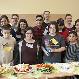 Gruppenbild der Schüler mit Diätassistentinnen