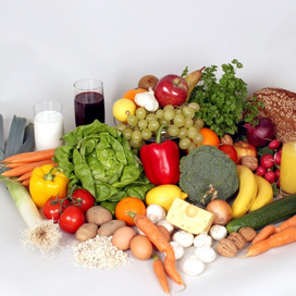 Ernährung, die für Menschen mit Diabetes gut geiegnet ist, beinhaltet u.a. Obst, Gemüse, Vollkornprodukte und Nüsse.