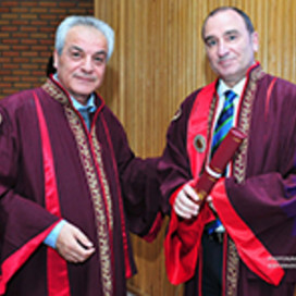 Prof. Ziegler rechts und Prof. Polychronidis, in lila Roben mit Goldborte nebeneinander stehend